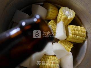 玉米萝卜猪蹄汤的做法步骤：4
