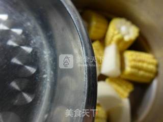 玉米萝卜猪蹄汤的做法步骤：5
