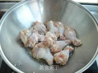 红烧鸡翅根的做法步骤：2