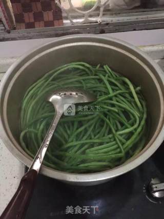 自制简易干豇豆的做法步骤：2