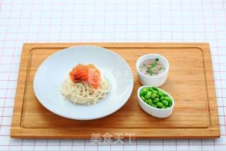 三文鱼黑蒜豆仁拌面的做法步骤：2