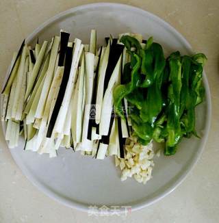蒜香青椒茄条的做法步骤：1