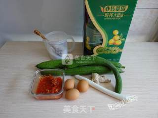 剁椒炒丝瓜的做法步骤：1