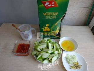 剁椒炒丝瓜的做法步骤：2