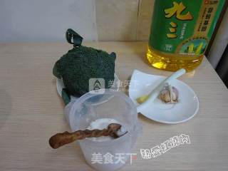清炒西兰花的做法步骤：1