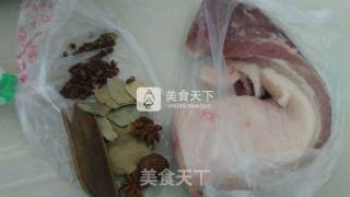 五香卤肉的做法步骤：1