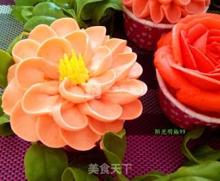 百花怒放海绵纸杯蛋糕的做法步骤：32