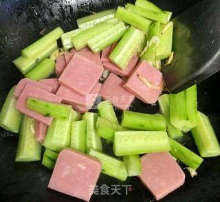青瓜火腿蛋汤的做法步骤：2