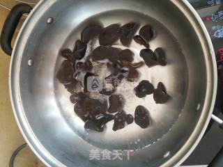 韭苔黑木耳炒鸡蛋的做法步骤：2