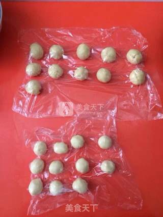 自制五仁月饼的做法步骤：2