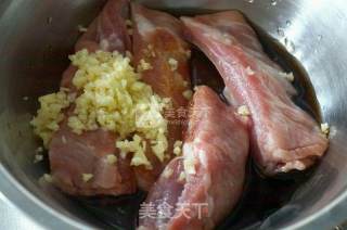 蜜汁蒜香骨的做法步骤：1