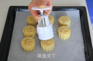 莲蓉蛋黄月饼的做法步骤：17