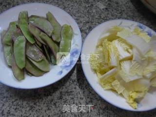扁豆炒白菜的做法步骤：1