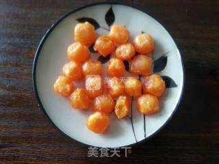 蛋黄莲蓉月饼的做法步骤：1