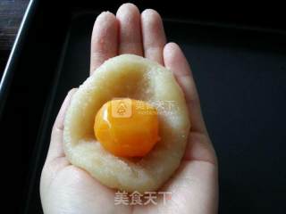 蛋黄莲蓉月饼的做法步骤：5