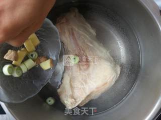 卤猪腿骨的做法步骤：2