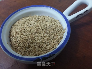 宝宝辅食—自制芝麻碎的做法步骤：1