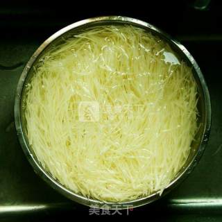特色油泼土豆丝的做法步骤：2