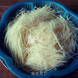 特色油泼土豆丝的做法步骤：3