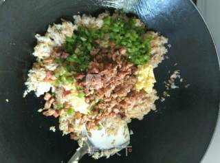 青椒肉丁鸡蛋炒饭的做法步骤：6