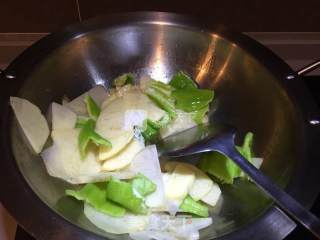土豆炒西红柿辣椒的做法步骤：5