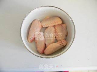 盐焗鸡翅中的做法步骤：1