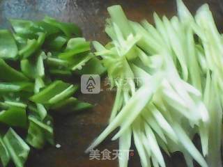 西芹炒粉肠的做法步骤：3