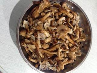 蓁蘑炖排骨的做法步骤：1