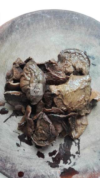 榛蘑肉酱的做法步骤：2