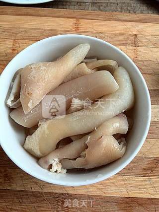 辣椒炒肉皮的做法步骤：2