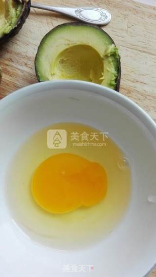 牛油果烤蛋的做法步骤：2