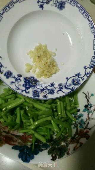 蒜蓉空心菜（通菜/鸡毛菜）的做法步骤：1
