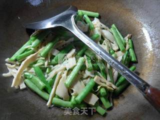梅豆炒水笋的做法步骤：3