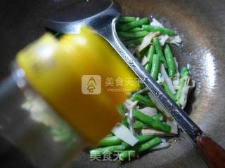 梅豆炒水笋的做法步骤：6