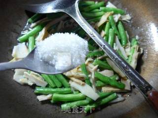 梅豆炒水笋的做法步骤：7
