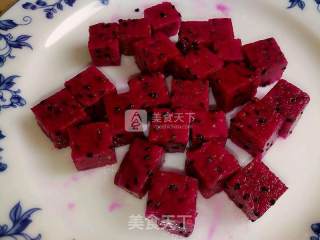 红心火龙果纯汁面的做法步骤：2