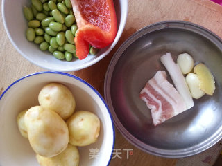 五花肉毛豆炒芋头的做法步骤：1