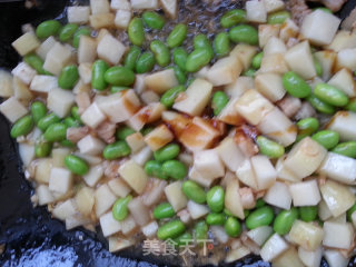 五花肉毛豆炒芋头的做法步骤：9