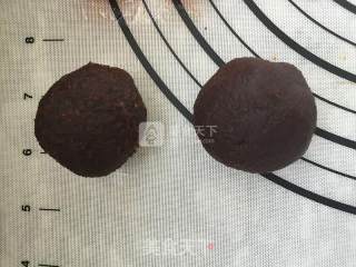 广式豆沙蛋黄月饼的做法步骤：6