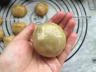广式豆沙蛋黄月饼的做法步骤：7