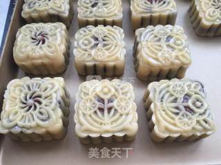 广式豆沙蛋黄月饼的做法步骤：8