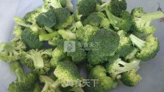 蚝油西兰花爆炒虾仁的做法步骤：1