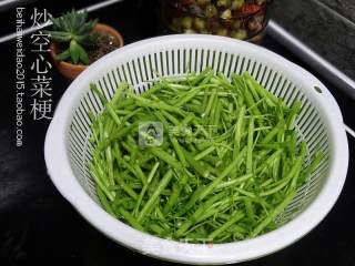 炒空心菜梗的做法步骤：1