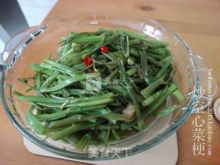 炒空心菜梗的做法步骤：3