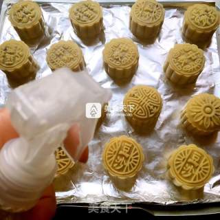 广式月饼的做法步骤：16