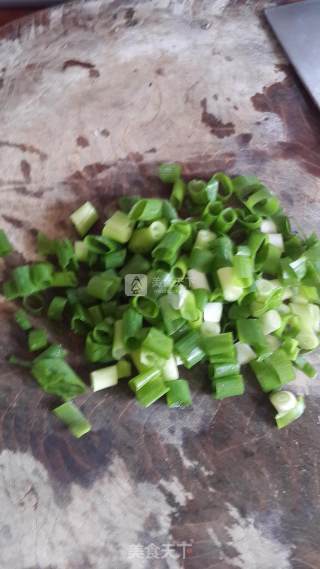 简单又美味葱花炒饭的做法步骤：1
