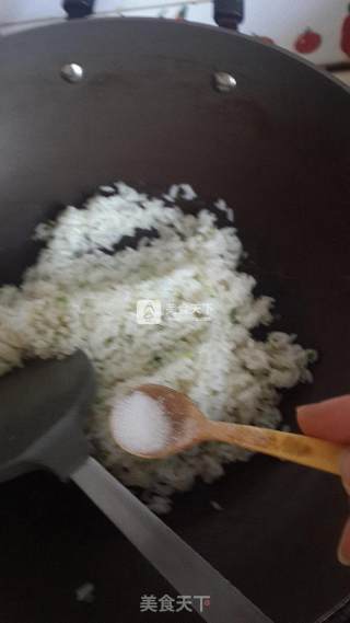 简单又美味葱花炒饭的做法步骤：4