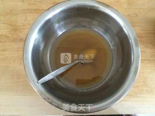 莲蓉蛋黄月饼的做法步骤：2