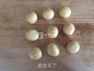 莲蓉蛋黄月饼的做法步骤：8