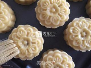 莲蓉蛋黄月饼的做法步骤：15